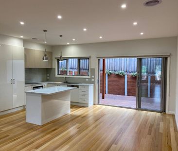 Beautiful Townhouse In The Perfect Location - Photo 5