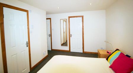 3 bedroom flat to rent - Photo 3
