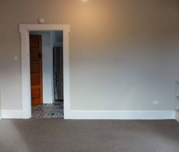 Upstairs apartment in the city with a carpark - Photo 1