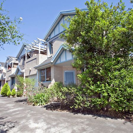 Split Level| Private | Townhouse - Photo 4