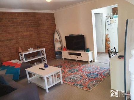 Spacious townhouse, close to shops and transport - Photo 2