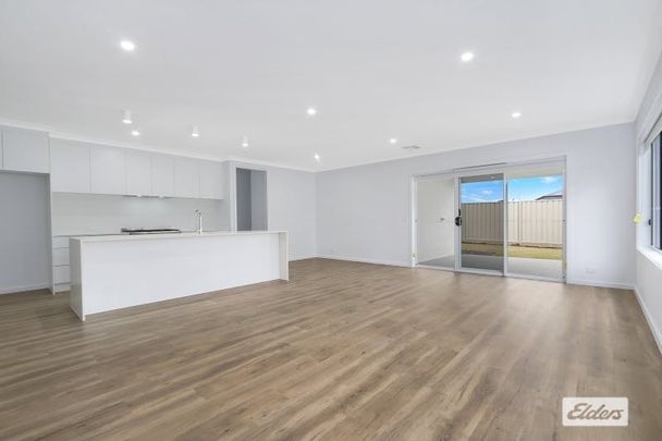 Stylish 4-Bedroom Family Home – Comfort, Space & Convenience - Photo 1