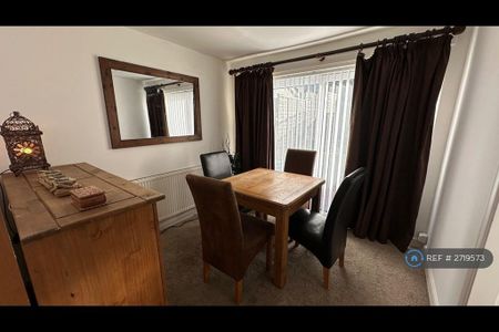 4 bedroom semi-detached house to rent - Photo 5