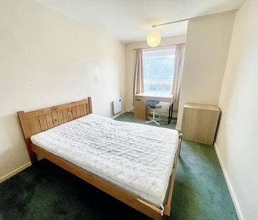 3 bedroom flat to rent - Photo 2
