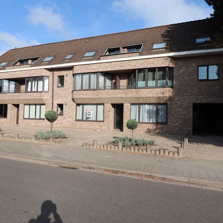 Een instapklaar appartement op de benedenverdieping links van de rechter ingang - met terras en garage. - Foto 1