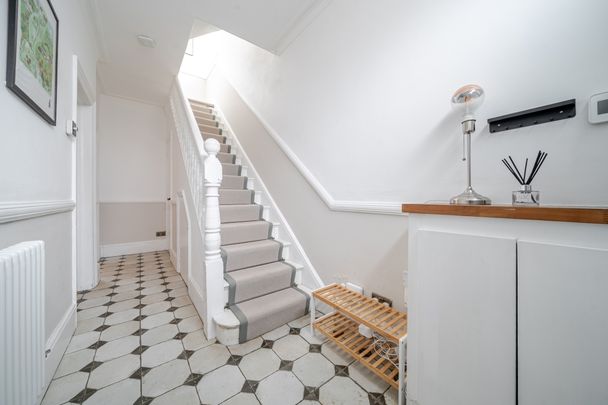 4 bedroom end of terrace house to rent - Photo 1