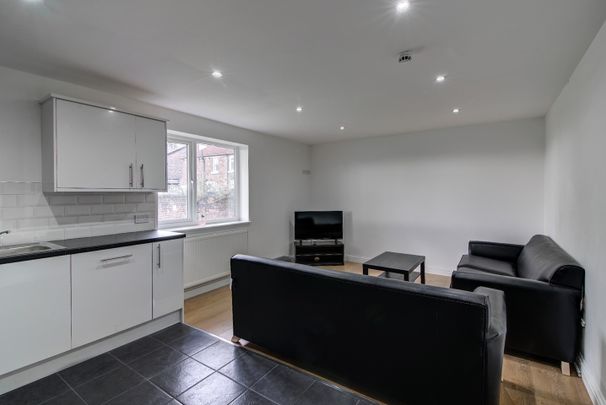 8 Bed Penthouse, Stonemasons Close, L7 - Photo 1