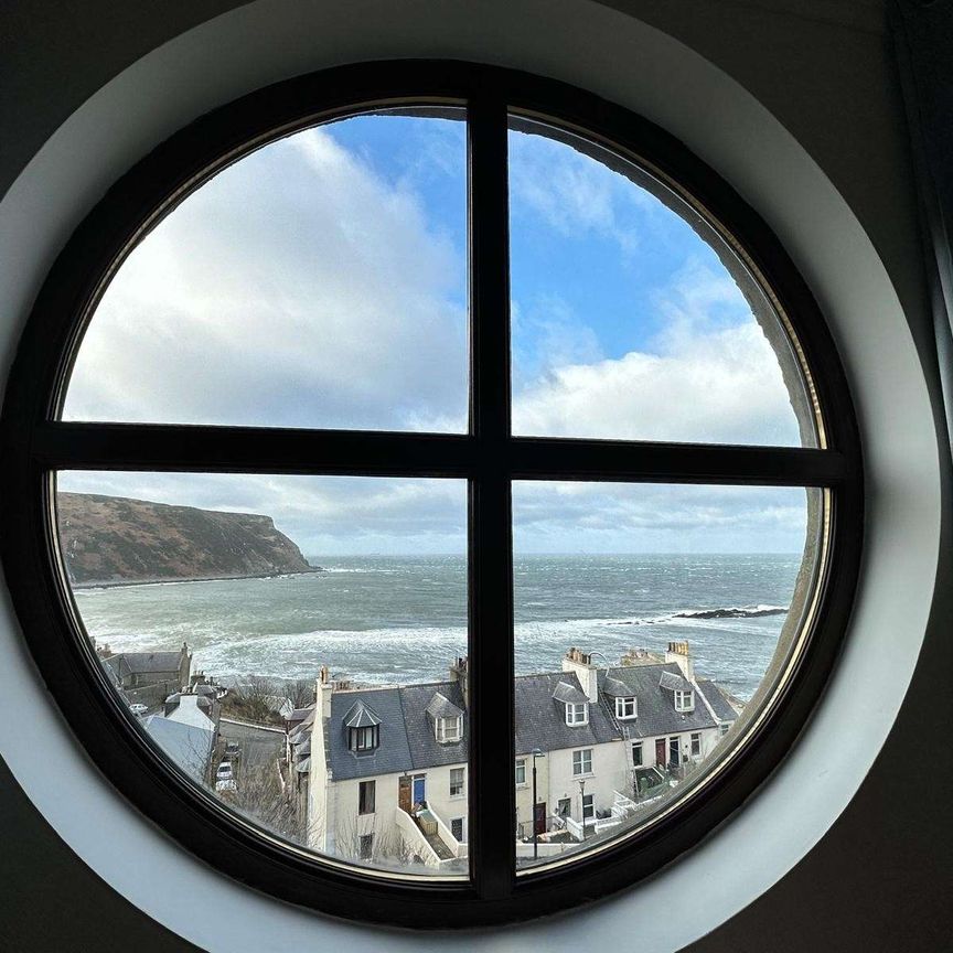 Stunning 4 bedroom detached property in the beautiful coastal town of Gardenstown. Available to lease on an unfurnished basis. Breathtaking views over the town - Photo 1