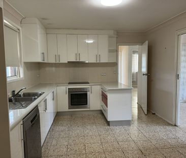 GREAT FAMILY HOME WITH TENAGE RETREAT OR INLAW ACCOMMODATION - Photo 5