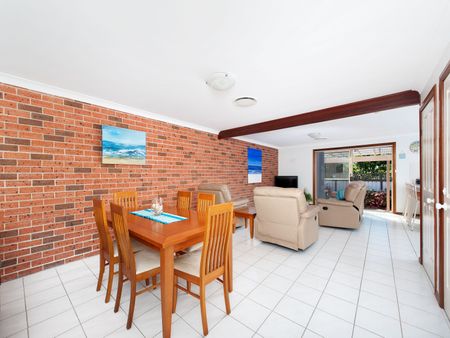 Three bedroom duplex with ducted AC - Photo 2