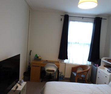 1 bedroom in a flat share to rent - Photo 2