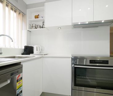 Waterfront Living Opposite The Entrance Channel – Fully Furnished - Photo 6