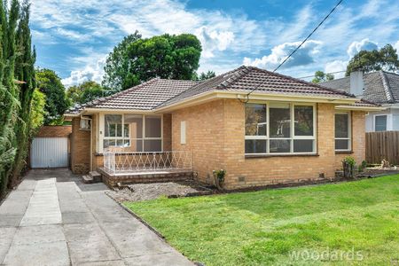 Renovated and Beautifully Presented Family Residence in well Sought-After Neighbourhood - Photo 2