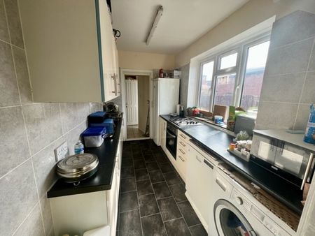 4 bed semi-detached house to rent in Ruislip Road East, Greater London, W13 - Photo 3