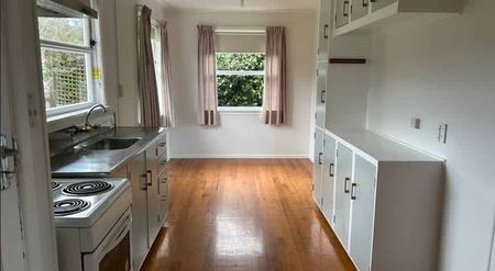 FEATHERSTON - 3 BEDROOM - Photo 3