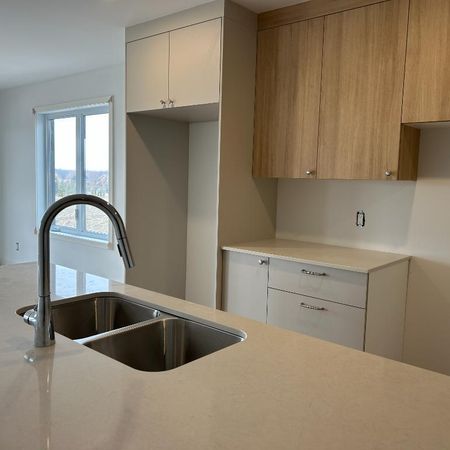 NEUF 4 ½ PLUS PIÈCE BUREAU FERMÉ À 1550$/MOIS À SABREVOIS - Photo 4