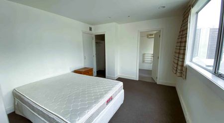 Spacious 3-Bedroom Apartment in the Heart of A... - Photo 3