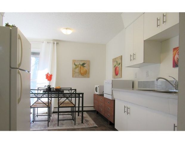 Clean, bright & super spacious upstairs 3 bdrm apt in 4plex near Whyte Ave and U of A in quiet Queen Alexandra! | 10620-72 Ave, Edmonton - Photo 1