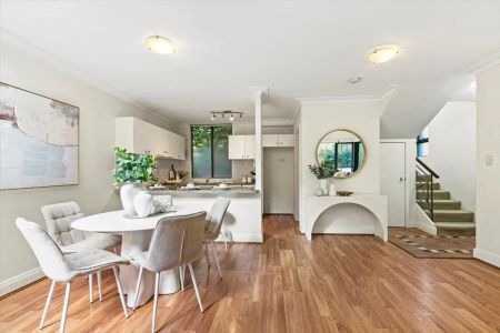 Sun-Drenched North-Facing Townhouse with Wrap-Around Courtyard - Just 500m from Coogee Beach - Photo 5