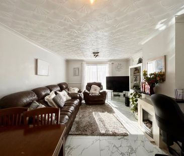 3 Bedroom House - Mid Terrace To Let - Photo 4