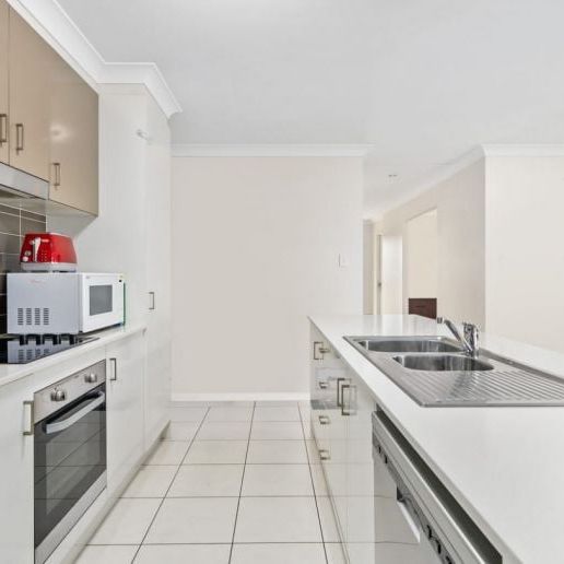 Modern Family Living in a Prime Pimpama Location - Spacious 4-Bedroom Home with All the Extras! - Photo 1