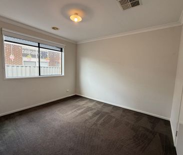 Modern Family Haven in Prestigious Innisfail Estate - Photo 5