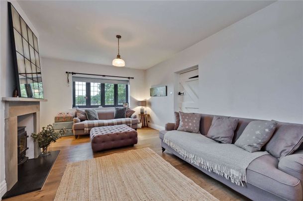 A semi-detached character cottage with a modern interior in the sought after village of Frensham. - Photo 1