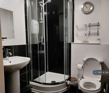 3 bedroom flat to rent - Photo 2