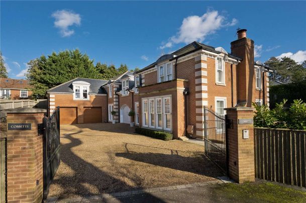 An elegant modern detached house situated in a quiet residential location, less than half a mile from Weybridge mainline station. - Photo 1