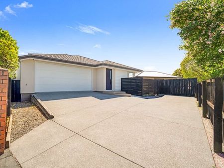 Lovely Three Bedroom Family Home! - Photo 2