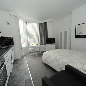 United Kingdom, 23-25 The Crescent, TS5 6SG, Middlesbrough - Photo 2