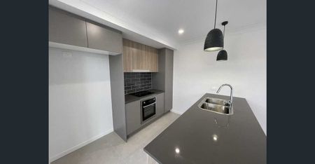 Stylish, Modern & Compact Family Home - Photo 3