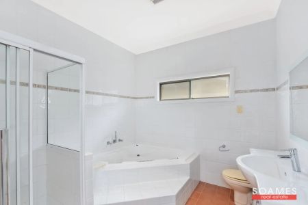 Spacious Home in Prime Area - Garden and Pool Maintenance Included - Photo 4