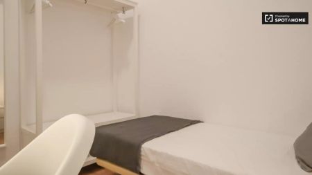 Double bed in Room in a shared 7-bedroom apartment for rent in Palacio, professionals and students only - Photo 3