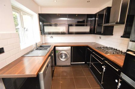 2 bedroom semi-detached house to rent - Photo 5