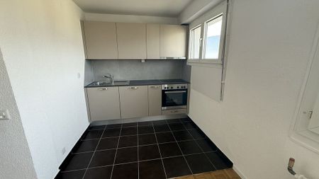 For rent renovated 2-room apartment - Photo 4