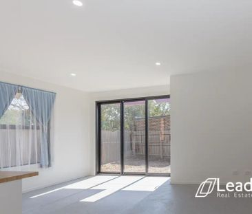 “Modern Townhouse Near Austin Hospital” - Photo 6