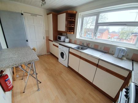 1 bedroom in a flat share to rent - Photo 4