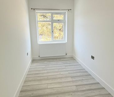Three bedroom house with two toilet and bathroom- Redbridge Station - Photo 2