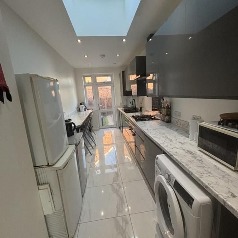 House share to rent - Photo 1