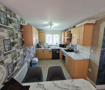 4 bedroom semi-detached house to rent - Photo 6