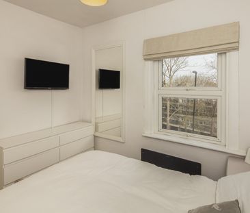 Flat to rent - Central Hill, London, SE19 - Photo 3