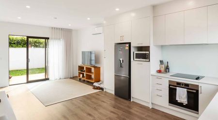 Modern townhouse in a prime location! - Photo 5