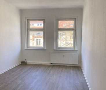 Große Wohnküche mit Zugang zum Balkon! - Photo 2