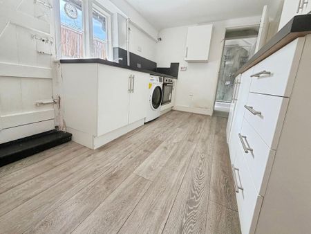 4 bedroom end of terrace house to rent - Photo 5