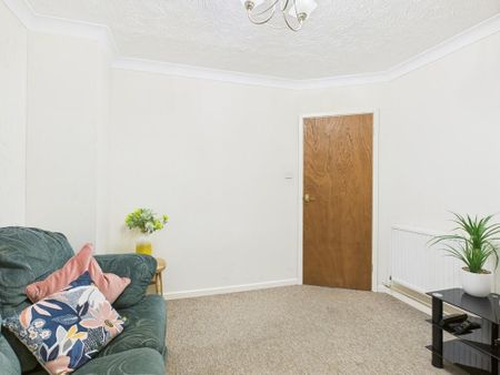 1 bedroom in a house share to rent - Photo 2