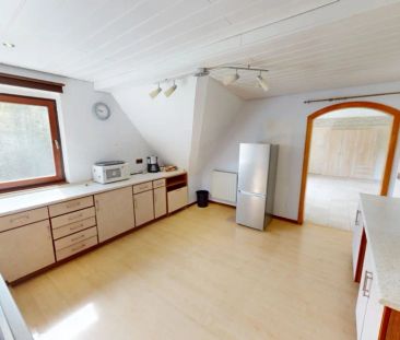 VR IMMO: Gemütliche Dachgeschoss-Wohnung mit schönem Ausblick in ru... - Foto 1