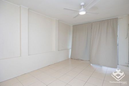 4 Bedroom Pet Friendly House in Central Springwood - Photo 2