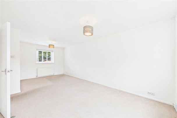 2 bedroom Flat in In the Ray, Maidenhead - Photo 1