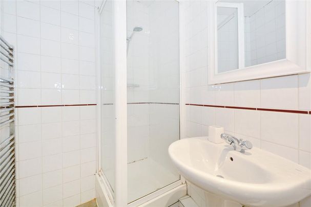 1 bedroom flat in London - Photo 1